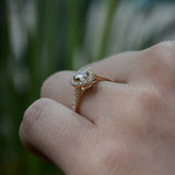 Anillo de compromiso con diamante natural central de .40ct corte corazón con certificación GIA y 34 diamantes naturales laterales elaborado en oro amarillo de 14k