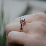 Anillo de compromiso con moissanita de 1.0ct corte brillante con certificado GRA y 18 cristales laterales realizado en oro rosa de 14k