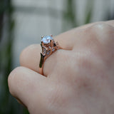 Anillo de compromiso con moissanita de 1.0ct corte brillante con certificado GRA y 18 cristales laterales realizado en oro rosa de 14k