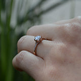 Anillo de compromiso con moissanita de 1.0ct corte brillante con certificado GRA y 12 diamantes naturales laterales realizado en oro rosa de 14k