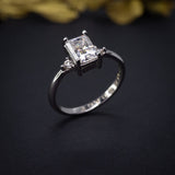 Anillo de compromiso con moissanita de 2.0ct corte esmeralda con certificado GRA y 2 moissanitas laterales elaborado en oro blanco de 14k
