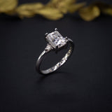 Anillo de compromiso con moissanita de 2.0ct corte esmeralda con certificado GRA y 2 moissanitas laterales elaborado en oro blanco de 14k