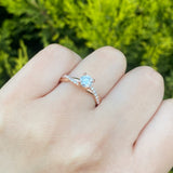 Anillo de compromiso con diamante natural central de .50ct corte brillante con certificación GIA y 18 diamantes naturales laterales elaborado en oro rosa de 14k