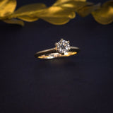 Anillo de compromiso con diamante natural central de .50ct con certificación GIA elaborado en oro amarillo de 18 kilates