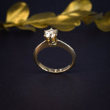 Anillo de compromiso con diamante natural central de .50ct con certificación GIA elaborado en oro amarillo de 18 kilates