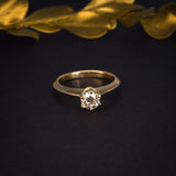 Anillo de compromiso con diamante natural central de .50ct con certificación GIA elaborado en oro amarillo de 18 kilates