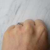 Anillo de compromiso con zafiro natural corte gota y cristales elaborado en plata .930