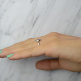 Anillo de compromiso con zafiro natural corte gota y cristales elaborado en plata .930