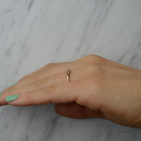 Anillo elaborado en oro rosa de 14k con diamante natural central de .03ct