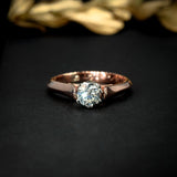 Anillo de compromiso con diamante natural central de .60ct corte brillante con certificación GIA y 12 diamantes naturales laterales elaborado en oro rosa y blanco de 14k