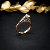 Anillo de compromiso con diamante natural central de .60ct corte brillante con certificación GIA y 12 diamantes naturales laterales elaborado en oro rosa y blanco de 14k