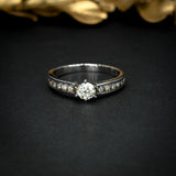Anillo de compromiso con diamante natural central de .40ct corte brillante con certificación GIA y 20 diamantes naturales laterales elaborado en oro blanco de 14k