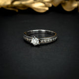 Anillo de compromiso con diamante natural central de .40ct corte brillante con certificación GIA y 20 diamantes naturales laterales elaborado en oro blanco de 14k