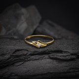 Anillo elaborado en oro amarillo de 14k con diamante natural central de .03ct