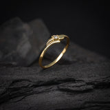 Anillo elaborado en oro amarillo de 14k con diamante natural central de .03ct