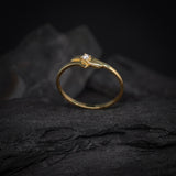 Anillo elaborado en oro amarillo de 14k con diamante natural central de .03ct