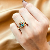 Anillo de compromiso con topacio natural central corte corazón, 4 topacios y 6 diamantes naturales elaborado en oro amarillo de 14k