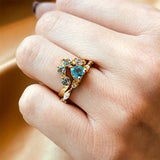 Anillo de compromiso con topacio natural central corte corazón, 4 topacios y 6 diamantes naturales elaborado en oro amarillo de 14k