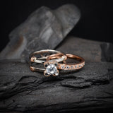 Anillo de compromiso con diamante de laboratorio de .50ct corte brillante con certificado IGI y 10 diamantes de laboratorio elaborado en oro rosa y blanco de 14k