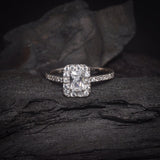 Anillo de compromiso con diamante de laboratorio de 1.0ct corte radiante con certificado IGI y 30 diamantes de laboratorio laterales en oro blanco de 14k