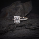 Anillo de compromiso con diamante de laboratorio de 1.0ct corte radiante con certificado IGI y 30 diamantes de laboratorio laterales en oro blanco de 14k