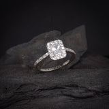 Anillo de compromiso con diamante de laboratorio de 1.0ct corte radiante con certificado IGI y 30 diamantes de laboratorio laterales en oro blanco de 14k