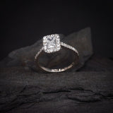 Anillo de compromiso con diamante de laboratorio de 1.0ct corte radiante con certificado IGI y 30 diamantes de laboratorio laterales en oro blanco de 14k