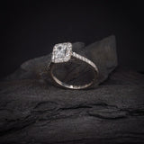 Anillo de compromiso con diamante de laboratorio de 1.0ct corte radiante con certificado IGI y 30 diamantes de laboratorio laterales en oro blanco de 14k