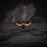 Anillo de compromiso con rubí natural de .50ct corte brillante y 16 cristales elaborado en oro rosa de 14k