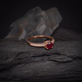 Anillo de compromiso con rubí natural de .50ct corte brillante y 16 cristales elaborado en oro rosa de 14k