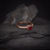 Anillo de compromiso con rubí natural de .50ct corte brillante y 16 diamantes naturales laterales elaborado en oro rosa de 14k
