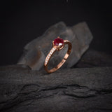Anillo de compromiso con rubí natural de .50ct corte brillante y 16 diamantes naturales laterales elaborado en oro rosa de 14k