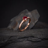 Anillo de compromiso con rubí natural de .50ct corte brillante y 16 cristales elaborado en oro rosa de 14k
