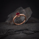 Anillo de compromiso con rubí natural de .50ct corte brillante y 16 diamantes naturales laterales elaborado en oro rosa de 14k