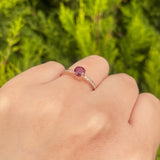 Anillo de compromiso con rubí natural de .50ct corte brillante y 16 cristales elaborado en oro rosa de 14k