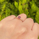 Anillo de compromiso con rubí natural de .50ct corte brillante y 16 diamantes naturales laterales elaborado en oro rosa de 14k