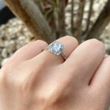 Anillo de compromiso con diamante de laboratorio de 1.0ct corte radiante con certificado IGI y 30 diamantes de laboratorio laterales en oro blanco de 14k