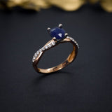 Anillo de compromiso con zafiro natural de 1.0ct corte brillante y 18 diamantes naturales laterales elaborado en oro rosa de 14k