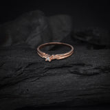 Anillo de compromiso con diamante natural central de .04ct corte brillante y 2 diamantes naturales laterales elaborado en oro rosa de 14k