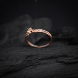 Anillo de compromiso con diamante natural central de .04ct corte brillante y 2 diamantes naturales laterales elaborado en oro rosa de 14k