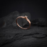 Anillo de compromiso con diamante natural central de .04ct corte brillante y 2 diamantes naturales laterales elaborado en oro rosa de 14k