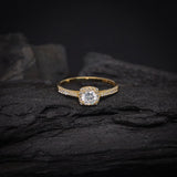 Anillo de compromiso con diamante natural central de .30ct corte brillante con certificación GIA y 32 diamantes naturales laterales elaborado en oro amarillo de 14k