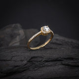 Anillo de compromiso con moissanita de .50ct corte brillante con certificado GRA y 32 diamantes naturales laterales elaborado en oro amarillo de 14k