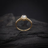 Anillo de compromiso con diamante natural central de .30ct corte brillante con certificación GIA y 32 diamantes naturales laterales elaborado en oro amarillo de 14k