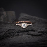 Anillo de compromiso con diamante natural central de .30ct corte brillante con certificación GIA y 32 diamantes naturales laterales elaborado en oro rosa de 14k