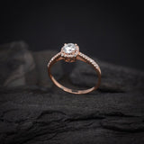 Anillo de compromiso con moissanita de .50ct corte brillante con certificado GRA y 32 diamantes naturales laterales elaborado en oro rosa de 14k