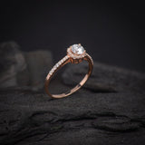 Anillo de compromiso con moissanita de .50ct corte brillante con certificado GRA y 32 cristales laterales elaborado en oro rosa de 14k