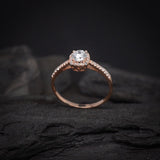 Anillo de compromiso con moissanita de .50ct corte brillante con certificado GRA y 32 cristales laterales elaborado en oro rosa de 14k