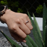 Anillo de compromiso con cristal de .20ct corte brillante y 2 cristales laterales elaborado en oro rosa de 10k