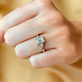 Anillo de compromiso con diamante natural central de 1.0ct corte esmeralda con certificación GIA y 2 diamantes naturales laterales elaborado en oro blanco de 14k